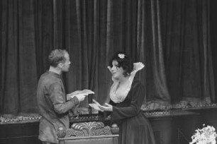 Szenenbilder aus "Der Nachbar des Herrn Pansa", Schauspiel von Günter Rücker in der Inszenierung von Friedo Solter (Bühnenbild: Wolfgang Mattheuer). Deutsches Theater Berlin, 11.10.1969 (Uraufführung Oktober 1969)