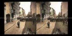 Passanten und Kutschen auf einer Straße in Lodz