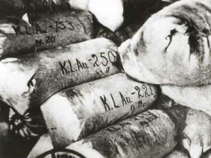 Ballen mit dem Haar ermordeter Frauen aus dem faschistischen Konzentrationslager Auschwitz, zur Herstellung vom Matratzen bestimmt