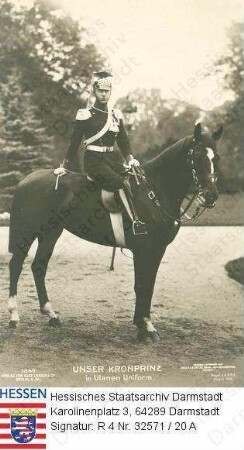 Wilhelm Kronprinz v. Preußen (1882-1951) / Porträt in Ulanenuniform, zu Pferd, in Park sitzend, Ganzfigur