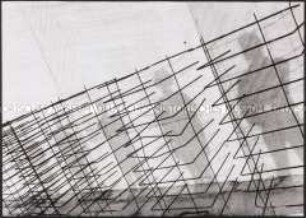 Gitterquadrate an einer Wand mit menschlichen Schatten (Altersgruppe 18-21)