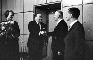 Verleihung des Verdienstkreuzes 1. Klasse an Stadtsyndikus i.R. Fritz Gut.
