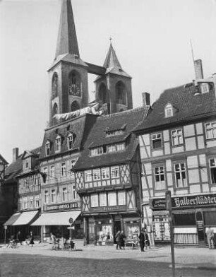 Halberstadt, Fischmarkt, Blick nach Nordwesten gegen die Türme der Martinikirche