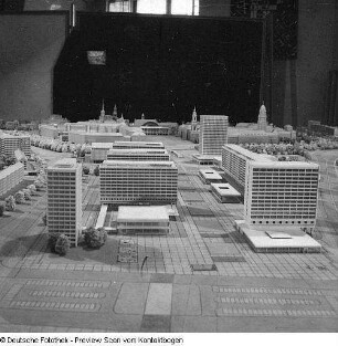 Weiterführung Aufbau Zentrum, diverse Modelle; Modell Rathaus; Modell Altmarkt, Prager Straße; Modell Pirnaischer Platz; Modell Fernsehturm
