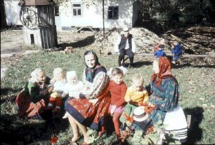 Huta Certeze: Trachtengruppen, Frauen und Kinder vor der Kirche