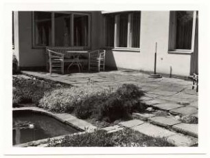 Garten Reinicke, Berlin-Zehlendorf: Terrasse mit Wasserbecken