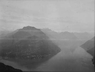 Panoramablick : Blick über eine bergige Landschaft mit einer Stadt an einem Fluss gelegen