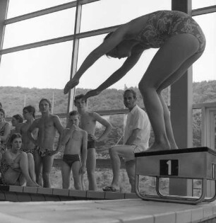 DSV-Schule. Schwimmsportlerin bei der Vorbereitung zum Sprung ins Wasser