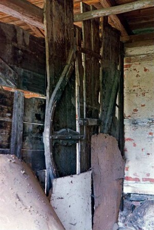 Gut Jersbek: Allee (3): Remise aus Fachwerk: Innenansicht: Trennwände aus Holz