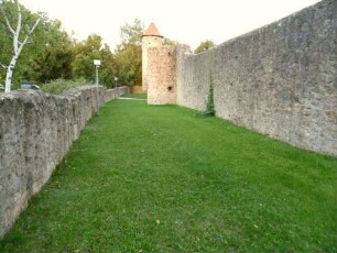 Nordzwinger mit Aussenmauer sowie Kirchhofmauer (jeweils Wehrgang mit Schießscharten abgetragen - einst erhöhte Schußposition von der Kirchhofmauer aus) mit Zwingerbereich im Querschnitt