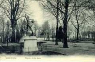 Grünanlage in Charleville, mit Skulptur