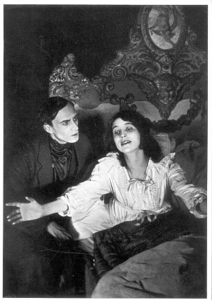Erna Morena als Thymian Gotteball und Conrad Veidt als Dr. Julius im Stummfilm "Das Tagebuch einer Verlorenen" von Richard Oswald. Oswald-Film, 1918
