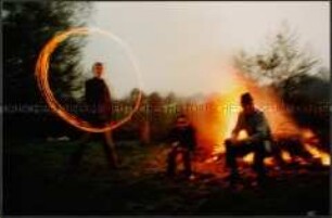 Männer vor einem Lagerfeuer (Altersgruppe 14-17)