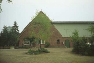 Wilstedt: Dorfring 7: traufständiges Bauernhaus mit Reetdach: Giebelseite ehemaliger Wirtschaftstrakt: rechtwinkliger Anbau Stalltrakt mit Verbretterung an Obergeschoss