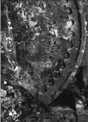 Grabstein 107 (Index: 100110753) Material: Sandstein Zustand: Giebelfragment, stark verwittert Maße HxBxT: 54x82x20 cm Beschreibung: Rundbogenabschluß (Fragment): Grabstein 107B