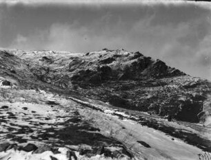 Berglandschaft : Blick über eine winterliche, von Erosion geformte Landschaft