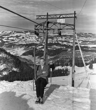 Winterbilder. Immenstadt im Allgäu. Mann in einem Sessellift (Skilift) sitzend