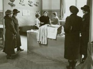 Ausstellung von Schülerinnenarbeiten : Handarbeiten, Mädchenoberschule, Ausstellung, Dresden, 1938