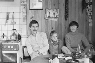 Familie B. (Kinderneuropsychiater, Lektorin) in der Küche