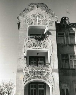 Radebeul. Wohnhaus, Rosenstraße 19/Ecke Augustusweg (um 1905). Teilansicht (Balkons)