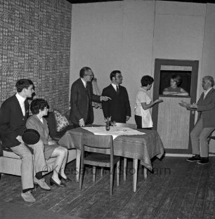 Thalia-Lichtspiele: Hagenstraße: Lustspiel "Herr Staatsanwalt geht angeln" von Wilfried Wroost: Aufführung der Oldesloer Bühne e.V.: Bühne: Szenenbild mit Schauspielern
