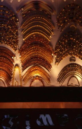 Gdansk (Danzig) - Bernsteinschmuck : Bernsteinschmuck in einer Auslage. Aufgenommen in der Altstadt von Danzig (Gdansk), ca. 2001