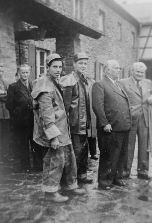 Wilhelm Pieck mit Max Seydewitz (rechts) und Kumpel der Wismut im Arbeiterheim Bermsgrün : Wilhelm Pieck mit Max Seydewitz (rechts) und Kumpel der Wismut im Arbeiterheim Bermsgrün