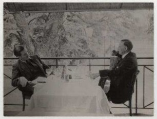 Anthony Eden und Lord Stanhope beim Lunch im Hotel Vieux Bois in Genf. links: Anthony Eden, rechts: Lord James Richard Stanhope