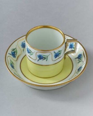 Tasse mit Unterteller mit blauem Blütenmotiv und Vergoldung