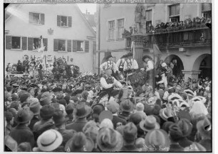 Fasnacht Sigmaringen 1936; Bräuteln vor dem Rathaus