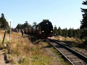 Harzer Schmalspurbahn fährt vom Brocken talwärts