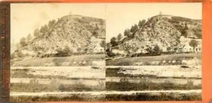 Waldheim, Wachberg (264,4 m ü. NHN). Goldene Höhe mit Aussichtsplattform, links der Wachbergturm (Siegesturm von 1871). Blick vom linken Ufer über die Zschopau. Stereofoto (Albuminpapier auf Karton mit Prägestempel)