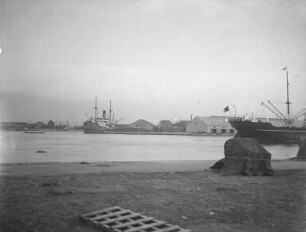 Hafen Fushiki : Blick auf Überseedampfer und Lagerhäuser