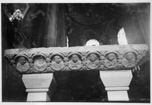 Linke Schmalseite des Altars: Apostel