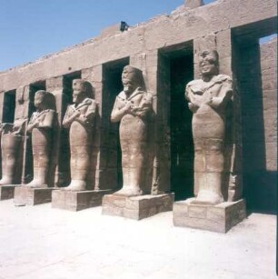 Ägypten. Karnak. Karnak-Tempel. Statuen im Tempelhof