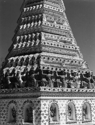 Reisefotos Thailand. Bangkok-Yai. Tempel der Morgenröte (Wat Arun). 1351/1767. Kleiner Prang. Teilansicht mit Dämonen (Yakshas) als Karyatiden