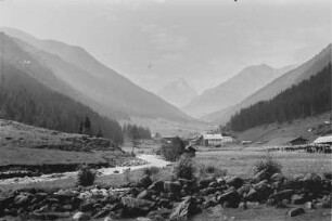 Siedlung : Siedlung im Tal am Fuße eines Bergmassivs.