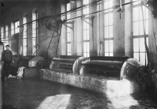 Freiberg-Zug, An der Zugspitze 42. Lederfabrik Zug. Werkteil Zugspitze. Gerberei. Raumaufnahme (Teilansicht) mit Haspeln zum Färben von Leder