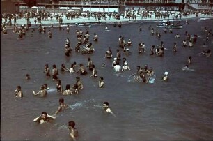 [Badende im Wasser]