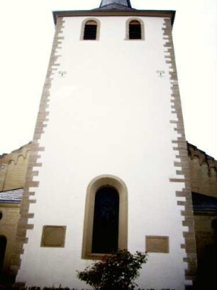 Kirchturm - Ansicht von Osten (im Kern Spätromanischer Chorturm mit Turmchor-mehrfach stark überarbeitet und überformt)