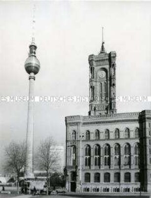 Rotes Rathaus und Fernsehturm in Berlin (Ost)