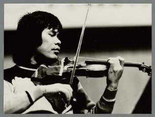 Tsugio Tokunaga : Portrait des Violinisten Tsugio Tokunaga bei den Dresdner Musikfestspielen, Generalprobe im Kulturpalast Dresden