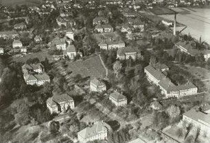 Arnsdorf. Ortsteilansicht mit Landes-Heil- und Pflegeanstalt Arnsdorf (Sächsisches Krankenhaus für Psychiatrie und Neurologie). Luftbild-Schrägaufnahme von Südost
