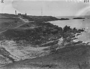 Küstenlinie : Blick entlang der Küste zum Leuchtturm von Saint Mathieu.
