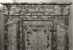 Herrnhuter Werkstatt. Eintüriger Stollenschrank. 1795. Detail mit architekturgebundener Malerei. Dresden: Staatliche Kunstsammlungen Dresden, Museum für Sächsische Volkskunst