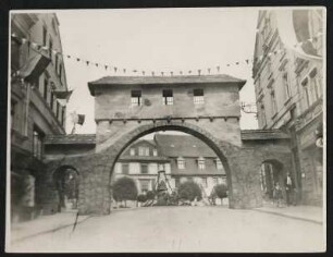 Stadttor : Blick auf ein Stadttor mit Wehrgang