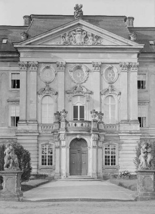 Radmeritz (heute: Radomierzyce), Schloss Joachimstein (Pałac Radomierzyce), Mittelrisalit mit Portal