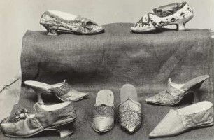 Acht Damenschuhe