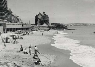 Portugal. Badende am Strand von Cascais am Atlantischen Ozean bei Lissabon