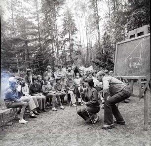 Spezialistenlager : Jugendliche in einem Wald im Spezialistenlager. Mathematikunterricht im Freien